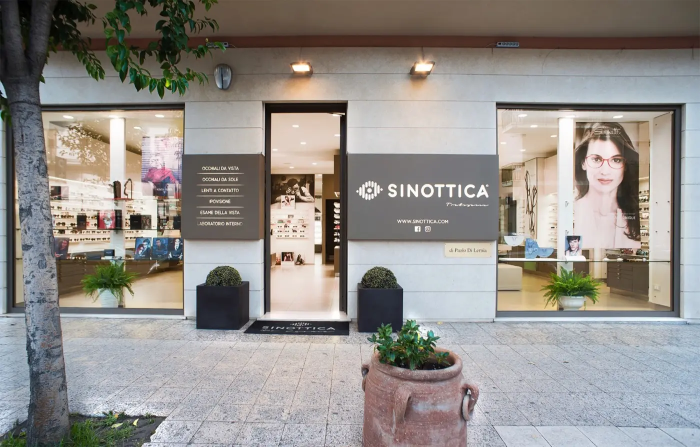 L'esterno del negozio Sinottica in Viale della Libertà a Trebisacce