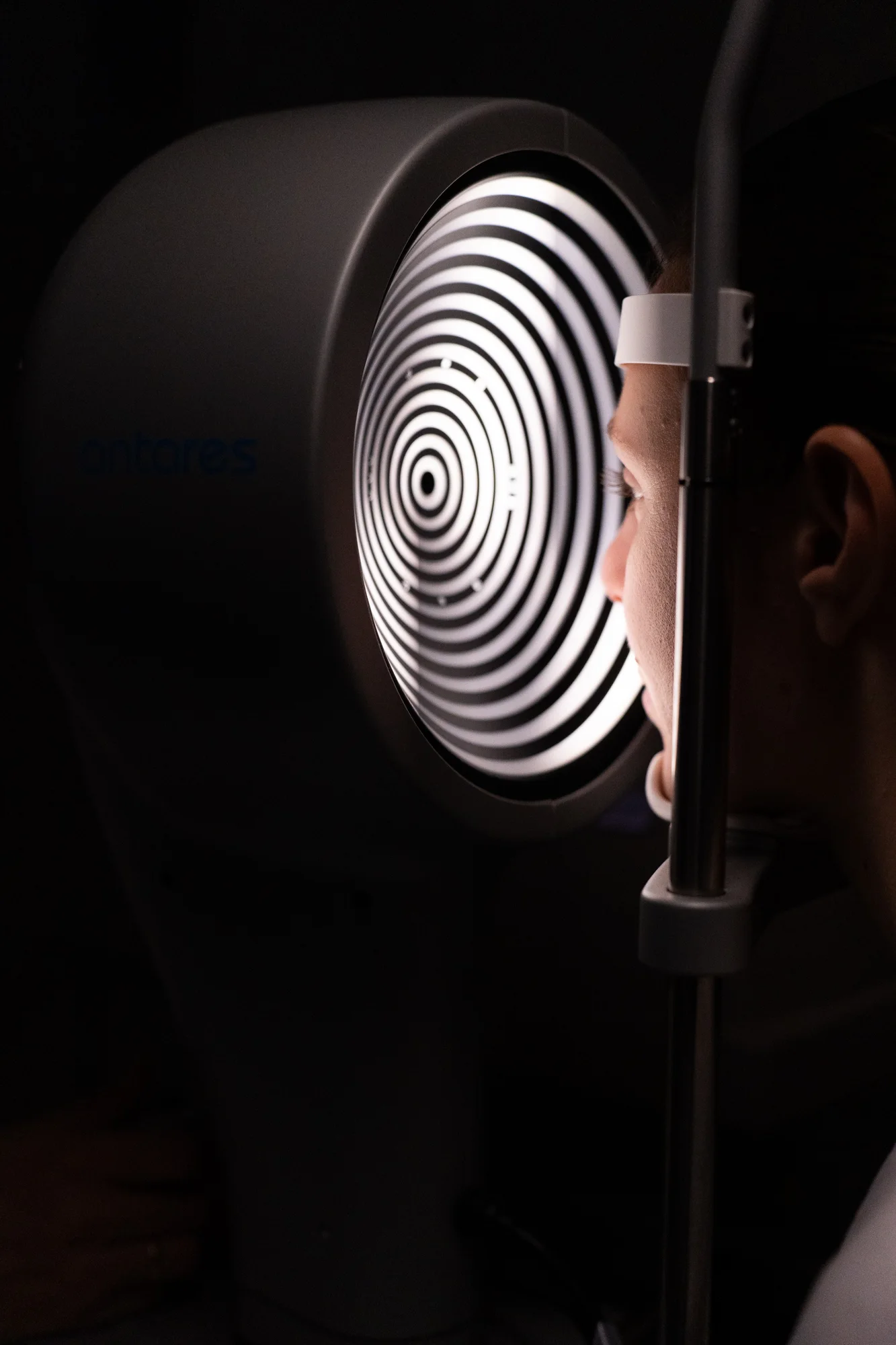 Rilevazione della topografia corneale nella sala di misurazione di Sinottica