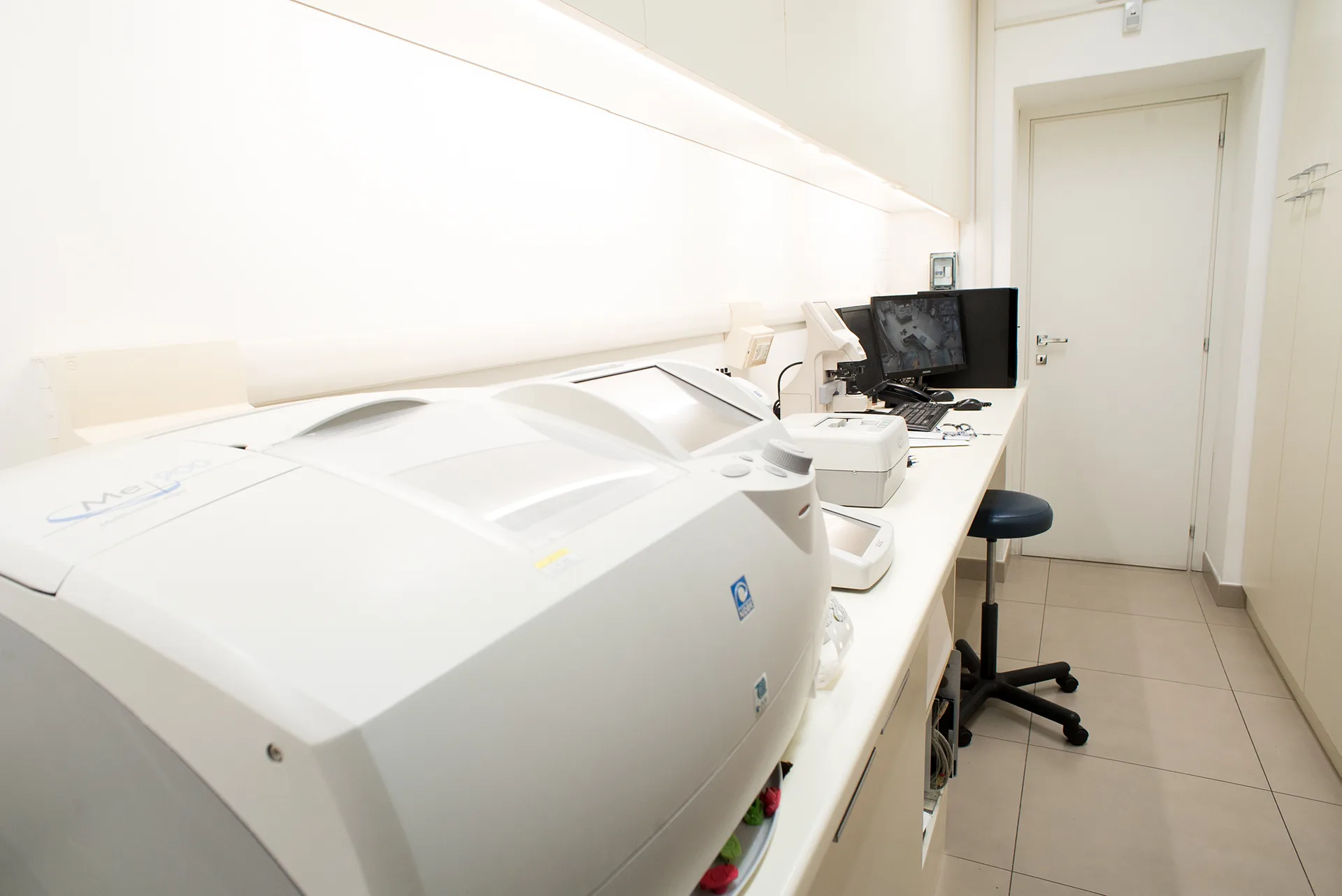 Il laboratorio interno di Sinottica, con le attrezzature per il montaggio delle lenti